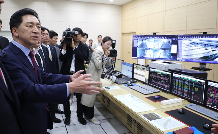 김기현 국민의힘 대표가 30일 오후 경기도 김포시 양촌읍 김포한강차량기지를 찾아 김포골드라인 관제실에서 설명을 듣고 있다. (사진/뉴시스)