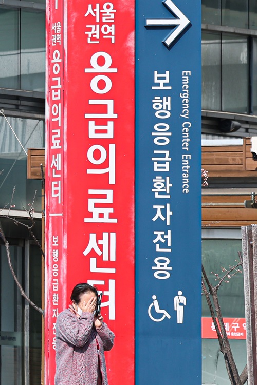 전공의 집단사직으로 의료대란이 장기화되고 있는 지난 10일 오전 서울 시내 대학병원에서 응급실 인근에서 한 시민이 전화통화를 하며 흐느끼고 있다. (사진/뉴시스)