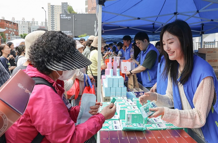 ▲지난 30일 진행한 동아제약 사랑나눔바자회에서 한 주민이 바자회 물품을 구매하고 있는 모습