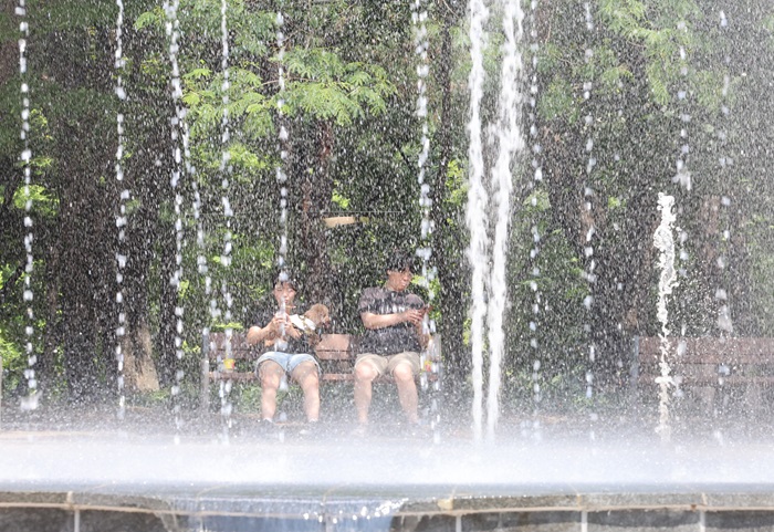 전국이 30도를 웃도는 더운 날씨를 보인 11일 오후 인천 남동구 중앙공원에서 시민들이 분수대에서 나오는 물줄기를 보며 더위를 식히고 있다. (사진/뉴시스)