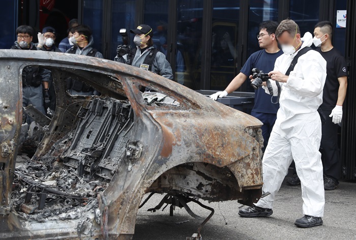 벤츠 관계자가 지난 8일 오전 인천 서구 당하동 자동차 공업소에서 아파트 지하주차장에서 화재가 발생한 벤츠 전기차를 살펴보고 있다. 이날 경찰과 국립과학수사연구원, 소방, 벤츠 등 관계기관이 2차 합동감식을 진행했다. (사진/뉴시스)