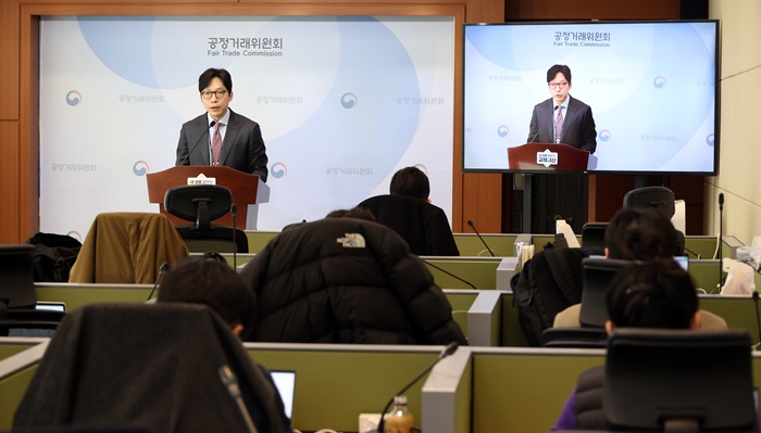 신용호 공정거래위원회 약관특수거래과장이 20일 세종시 정부세종청사에서 알리익스프레스와 테무의 쇼핑몰 이용약관을 심사해 플랫폼 사업자의 법률상 책임을 배제하는 조항과 부당한 개인정보 수집·활용 조항, 소비자에게 불리한 재판관할 조항 등 총 13개 유형의 47개 불공정 약관조항을 시정했다고 밝혔다. (사진/뉴시스)